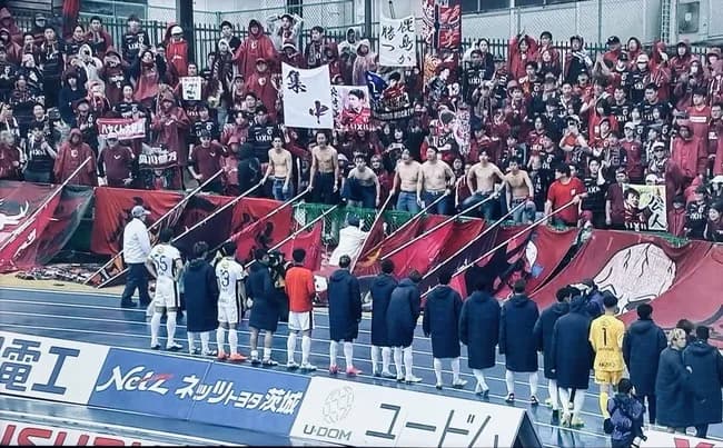 【画像】Jリーグサポさん、選手に負けない肉体美を披露して応援📣