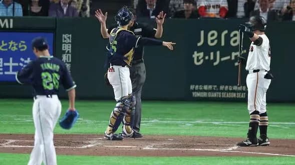 東京ドーム一時騒然…ヤクルト・山野が3度けん制→阿部監督がベンチ飛び出しボーク指摘