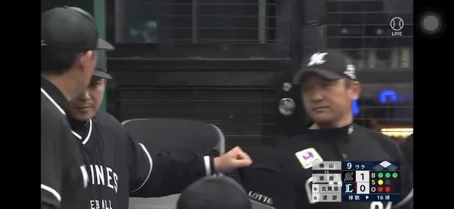 【悲報】サブロー監督、マウンドに行こうとする投手コーチを引き止める