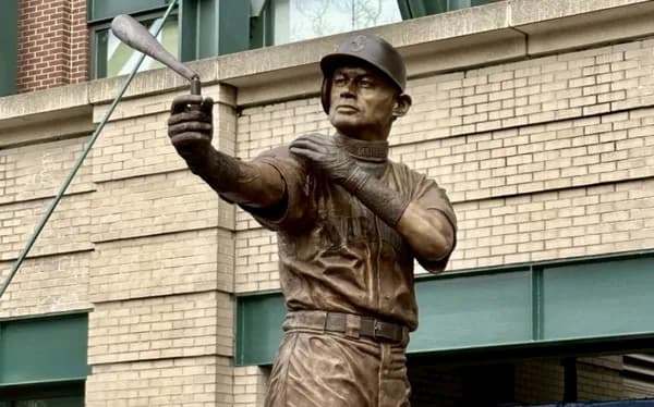 イチロー氏の銅像 バット折れるハプニングに爆笑