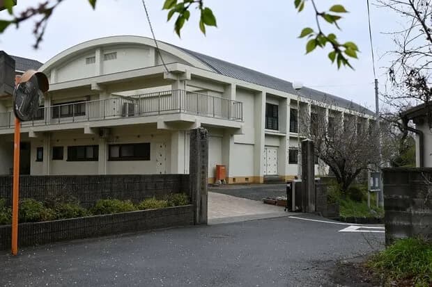 東スポ「父親は何故、結希くんが校内に入ったことを確認しなかったのか?車で校内まで行けたのに」