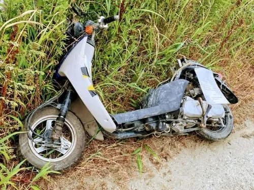 【悲報】バイク乗り女さん、パンツ丸出しで事故るも誰も助けてくれない・・・・・・・・・