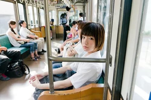 【動画】電車内でチマチマ攻撃で嫌がらせされていたJKさん、ブチギレた結果wwwwwwwwww