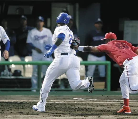 中日・サノーの負傷退場にネット悲痛「また怪我人かい…」「怪我は早すぎだろ」上林、岡林らに続きまたも主力の離脱か