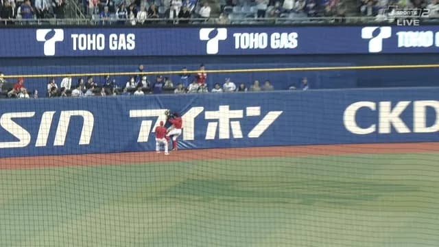 広島・大盛、スーパープレー連発!! フェンス激突キャッチで試合終了