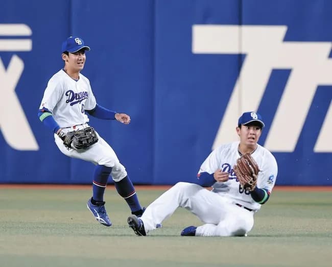 中日・尾田、普通の浅めのセンターフライで何故か下がってしまいライト前安打にしてしまう