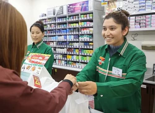 【悲報】コンビニ店員さん、ガチで外国人ばっかりになってしまうwwwwwwwwww