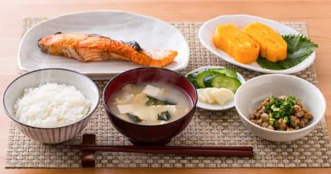 (ヽ´ん`)「俺が今朝作った朝食ね1食150円」