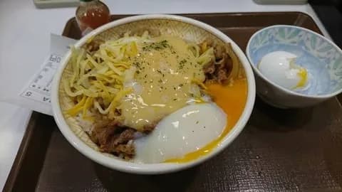 【画像】とろ~り三種のチーズ牛丼+温玉付き