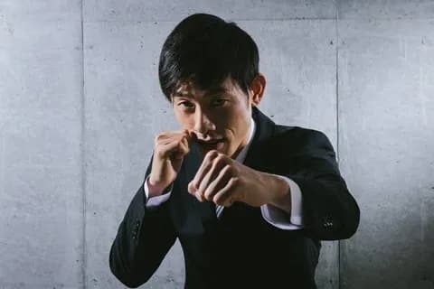 ( ヽ´ん`)「真夜中になると部屋でファイティングポーズをしてる」