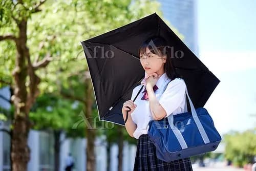 【悲報】ナイフで女子高生さんを襲った男、日傘で撃退されて逃走wwwwwwwwww