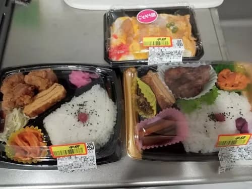 【悲報】半額弁当の時間になるとスーパーに現れる不気味な風体の男性さんwwwwwwwwww