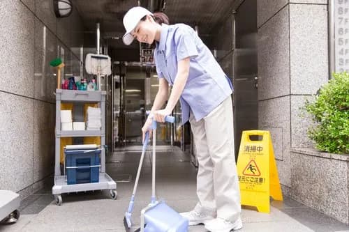 【悲報】会社の清掃員さんって蹴っ飛ばしたりパシリに使ってもいいんよな?・・・・・・・・・