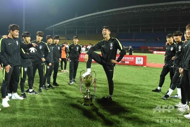【悲報】サッカー韓国代表、トロフィー踏みつけ優勝剥奪処分へwwww