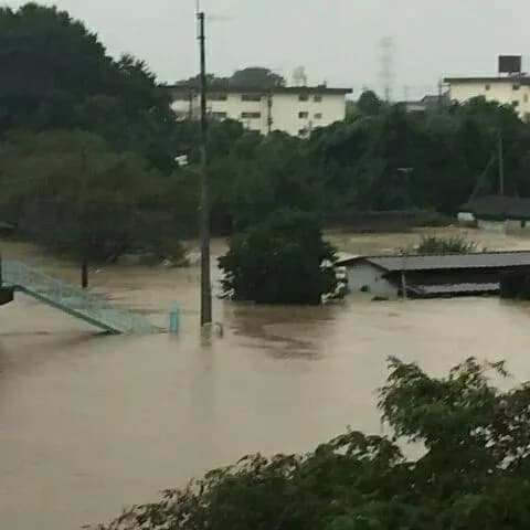 (ヽ´ん`)「避難しろ!って消↑防↓隊が来たけどめんどくせぇなあ…」