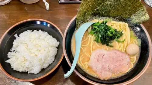 【悲報】ラーメン屋さん、ラーメン+ごはんをセットにしがちwwwwwwwwww