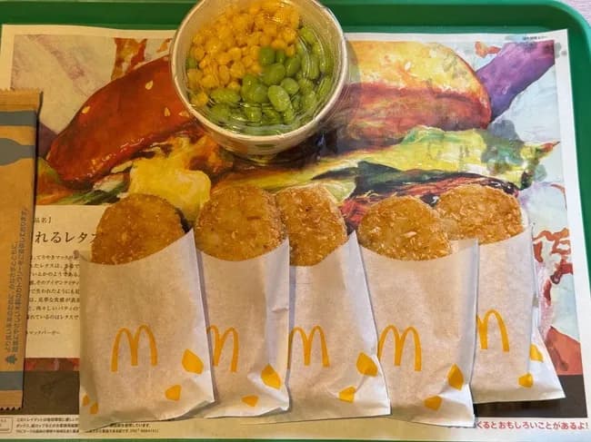 【画像】マックのハッシュポテトを5枚重ねて食べるお姉さんwwwwww