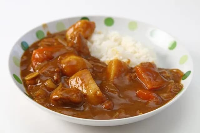 カレーに入れる具材「にんじん」「たまねぎ」「肉」あとは?