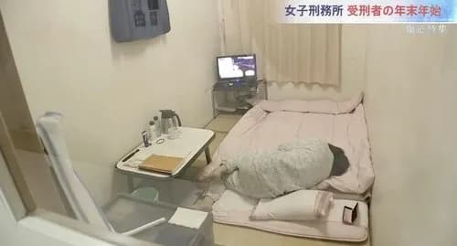 【悲報】女性囚人さん、クソ狭い個室で生活させられる・・・・・・・・・