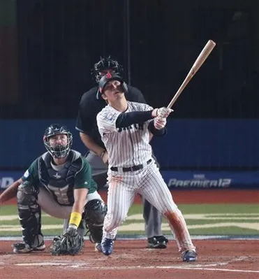 プレミア鈴木誠也　.429 3HR 10打点 OPS1.714