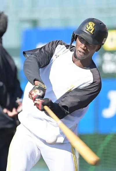 イヒネ、外野挑戦　小久保監督「1軍でショートは難しい」