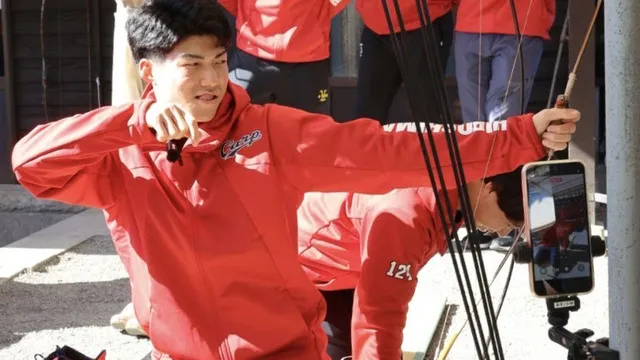 カープルーキーが日南市の観光名所を見学！ドラ5赤木晴哉は弓矢で才能発揮