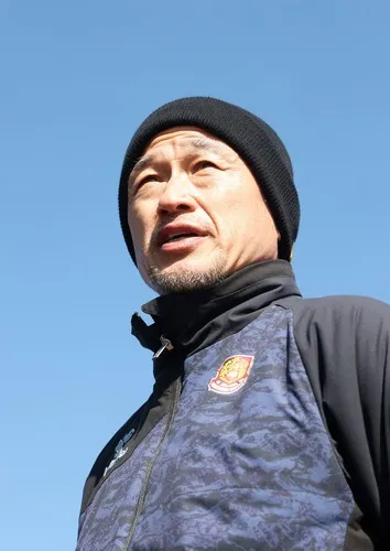 【悲報】キングカズ「若手からサッカーの質問はない。家の広さとか車の台数とか昔の遊びとかばかり」