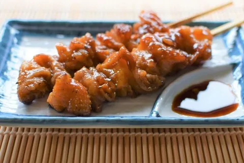 焼き鳥で『タレ皮』好きな奴wwwwww