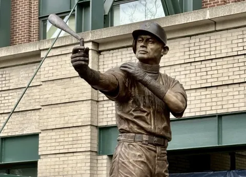 イチロー氏の銅像がマ軍本拠地に誕生　バット折れるハプニングに爆笑「まさか」…妻＆愛犬と出席